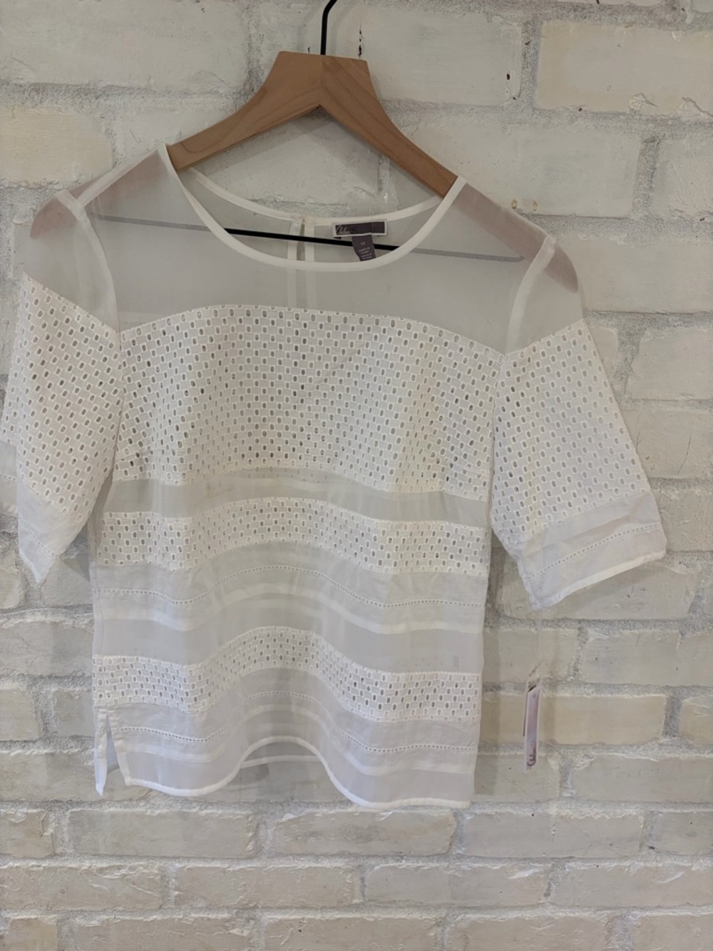 Chelsea28 White Eyelet & Sheer Short Sleeve Top
(B6)